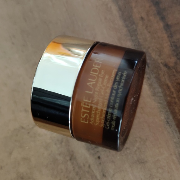 Estee Lauder - Picture 1 of 2